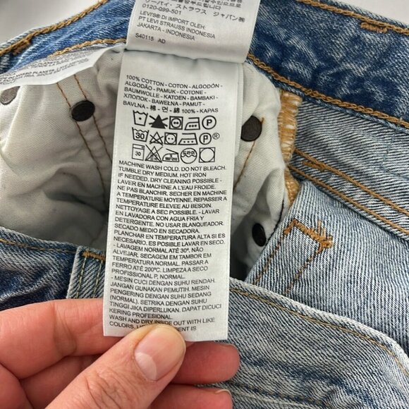 Levis 501 Cut-Off Shorts - Picture 7 of 8